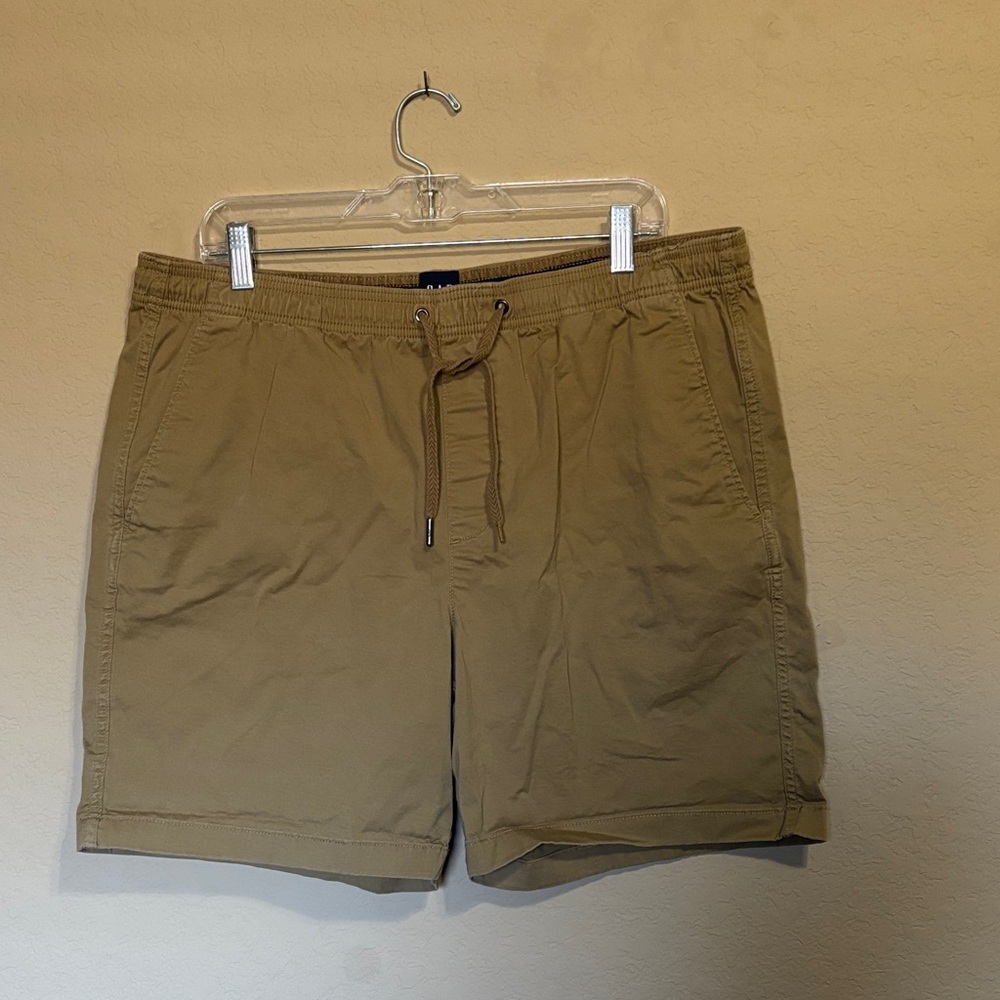 GAP Men's Drawstring Flat Front Shorts - Khaki